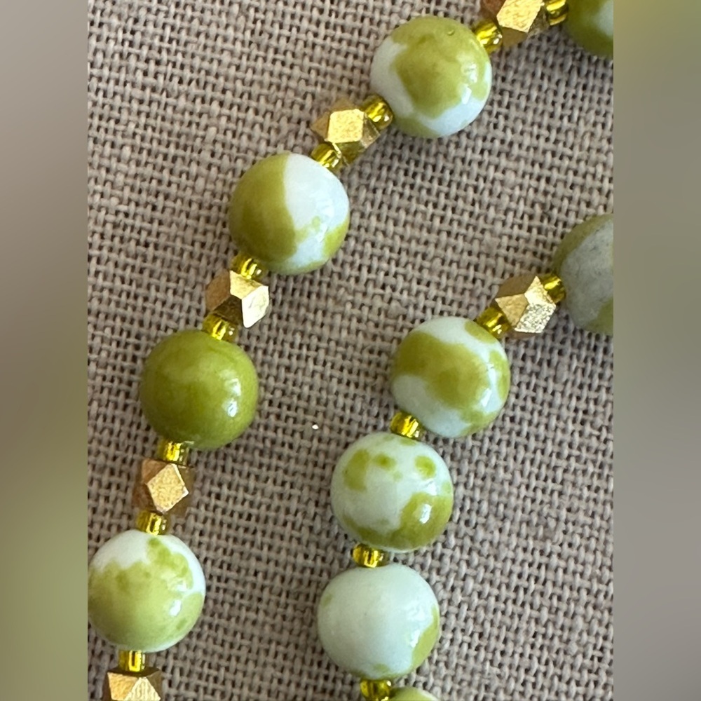 22-1/2 inch Elegant Green Beaded Necklace with Gold Accents - Picture 8 of 14